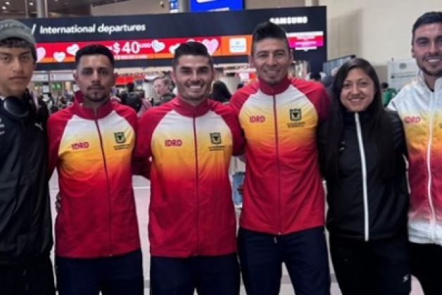 Equipo Bogotá de paracycling, que estará por Colombia en el Campeonato Panamericano de Pista y Ruta en Brasil. Aparecen (izq. a der.) Juan José Ríos, Juan Andrés Gómez, Edwin Matiz, Esneider Muñoz y Paula Ossa, acompañados por el metodólogo Hernán Cortés. Foto IDRD. 