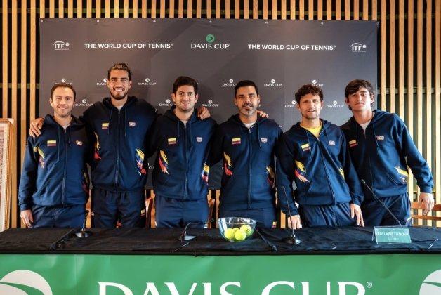 Equipo colombiano de Copa Davis que avanzó al Grupo Mundial I y ahora enfrentará a Países Bajos. Aparecen (izq. a der.) los bogotanos Juan Sebastián Gómez y Adriá Soriano, además de Nicolás Mejía, el capitán Alejandro Falla, Nicolás Barrientos y Miguel Tobón. Foto cortesía Fedetenis. 