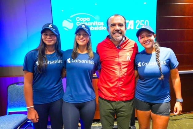 El Equipo Bogotá en la presentación de la Copa Colsanitas WTA 250 de tenis. Aparecen (izq. a der.) Laura Villamil, Sara Lozano, Daniel García -director del IDRD-, y Valentina Mediorreal. Foto IDRD. 