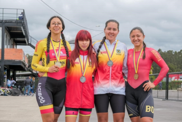 Medallistas del Equipo Bogotá en las pruebas contrarreloj de la Copa Nacional de Paracycling en Tocancipá. Aparecen (izq. a der.) Giselle Natalia Hernández, Sara Cruz, Lina Dueñas y Paula Andrea Ossa. Fotos IDRD.