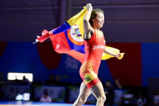 La alegría de la bogotana Valery Rubio tras ganar el primer oro para Colombia en los Juegos Suramericanos de la Juventud. Fue en lucha olímpica modalidad libre, 43 kgs. Foto cortesía COC. 