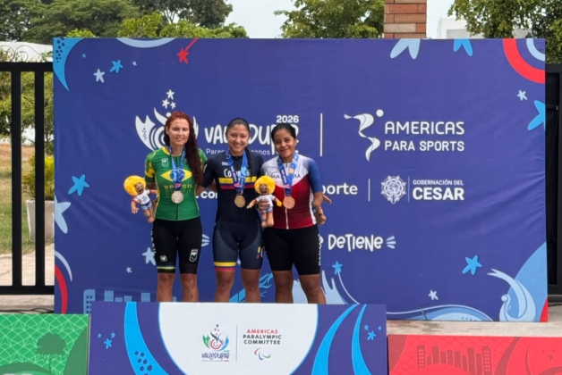 La corredora del Equipo Bogotá, Paula Ossa (centro) ganó dos medallas de oro en paracycling en los Juegos Parasuramericanos Valledupar 2026. Foto Prensa Juegos.