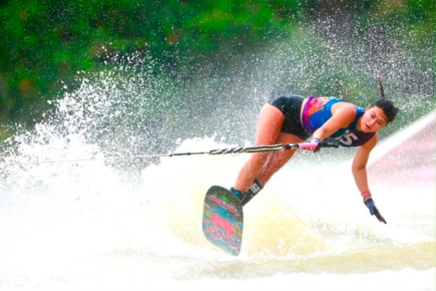 La esquiadora del Equipo Bogotá, Daniela Verswyvel, demostró por qué es subcampeona del mundo en figuras, y se colgó el oro en los Juegos Centroamericanos. También fue plata en salto. Foto cortesía Panam Sports/Mindeporte.