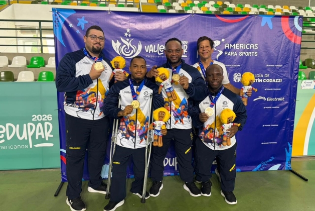 El deportista del Equipo Bogotá, Fabio Torres (centro), fue clave para que el parapowerlifting de Colombia ganara la medalla de oro por equipos en los Juegos Parasuramericanos Valledupar 2026. Foto cortesía CPC.