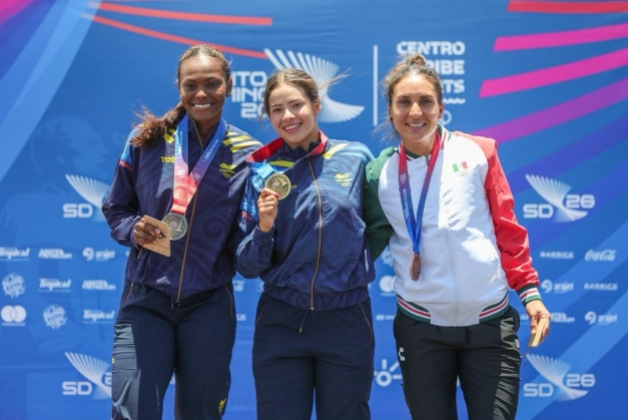 La patinadora bogotana Gabriela Rueda (centro), feliz con su medalla de oro en los Juegos Centroamericanos y del Caribe, único título que le faltaba a su rico palmarés. A su lado, Kollin Castro (izq.) y Valentina Letelier, de México (der.). Foto cortesía Prensa Santo Domingo 2026.