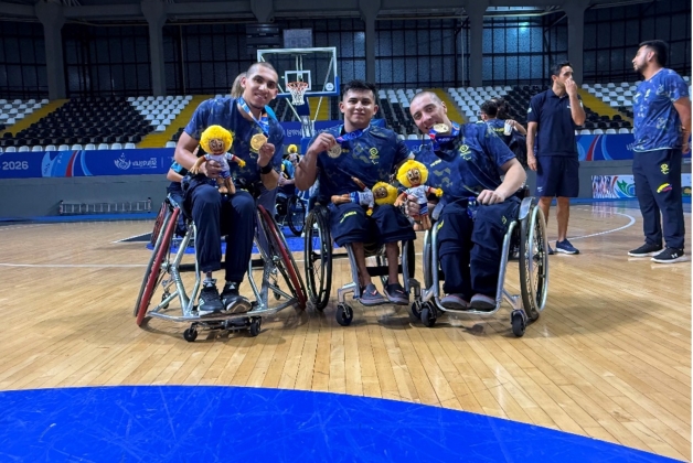 Jhoan Sebastián Peña Romero, Julián David López Romero y Federico López Rodríguez son los tres jugadores del Equipo Bogotá, campeones con Colombia en el baloncesto en silla de ruedas de los Juegos Parasuramericanos Valledupar 2026. Foto IDRD.