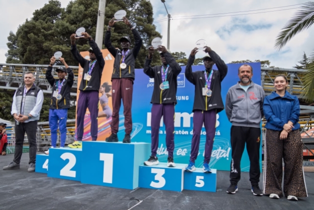 Los cinco mejores de la Media Maratón de Bogotá, en el podio, junto al director del IDRD, Daniel García. Eric Sang (1), estableció nueva marca para la distancia. Foto IDRD.