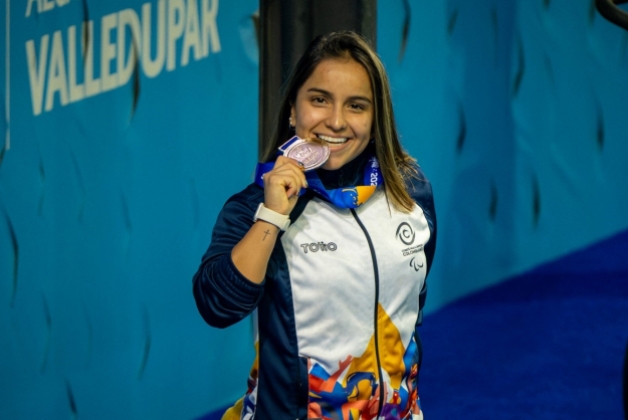 Sara Vargas –clase S7-, tuvo un día brillante y ganó tres medallas de oro en la paranatación, y con 5 preseas (4 oros y plata), es la máxima medallista del Equipo Bogotá en los II Juegos Parasuramericanos Valledupar 2026. Foto IDRD, Daniel Pérez, enviado especial.