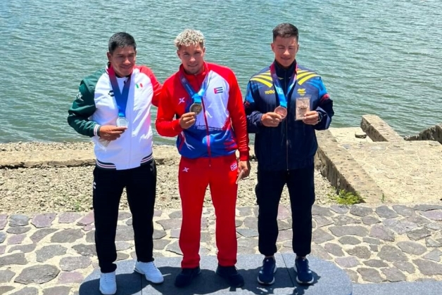 Daniel Pacheco (derecha), ganó dos medallas de bronce en canotaje en la jornada de los XXV Juegos Centroamericanos y del Caribe 2026. Foto IDRD / Fernando Ávila.