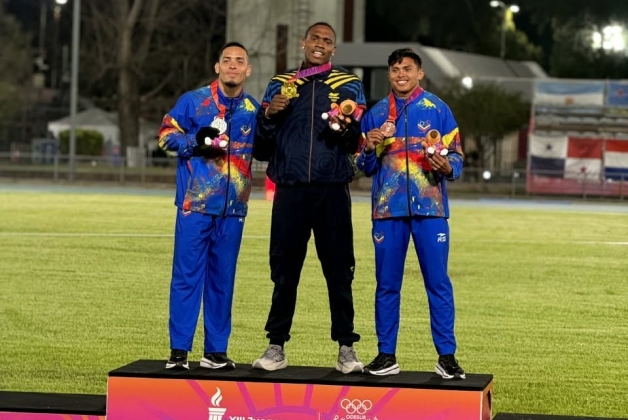 Ronal Longa (centro), volvió a reinar en los 100 mts planos en un evento del ciclo olímpico. Ahora aputa a hacia los Jugos Panamericanos 2027 y los Juegos Olímpicos 2028. Foto IDRD.