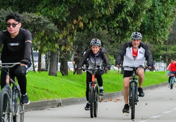 Foto personas en ciclovia