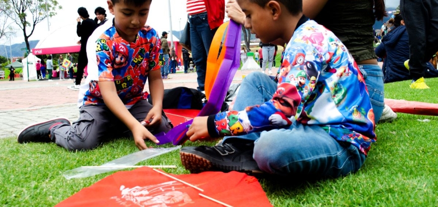 2 niños armando una cometa
