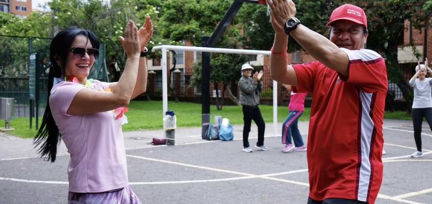 Pareja de adultos en actividad recreativa