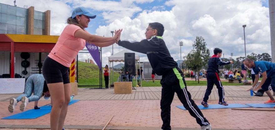 Mujer juagando con un niño