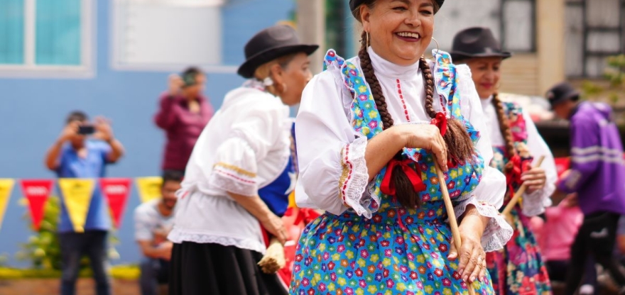 Mujer en actividad cultural en parque