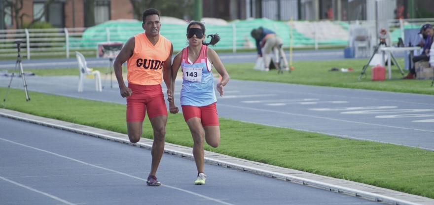 CARRERA ATLETICA personas ciegas y con baja visión