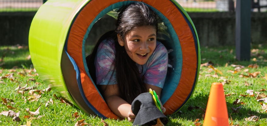 Niña jugando en un parque