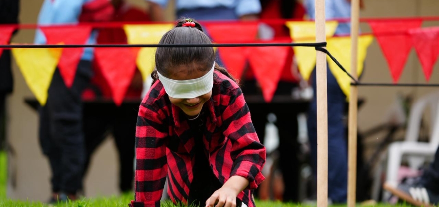 Niña en actividad recreativa en parque
