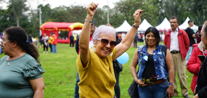 Mujer mayor en parque
