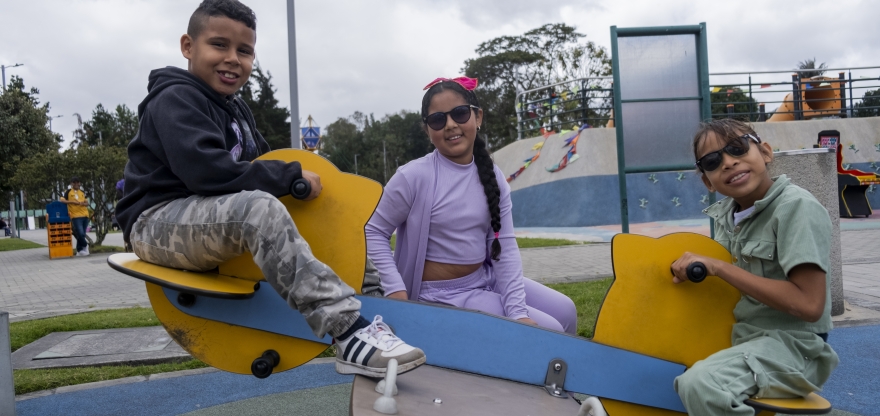 Niños juegando en un parque