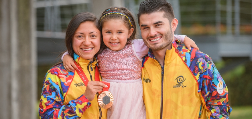 Paula Ossa, junto a su hija y Isabella y su esposo Edwin Matiz, con su medalla de los Juegos paralímpicos. Una mamá guerrera y campeona. Foto IDRD.