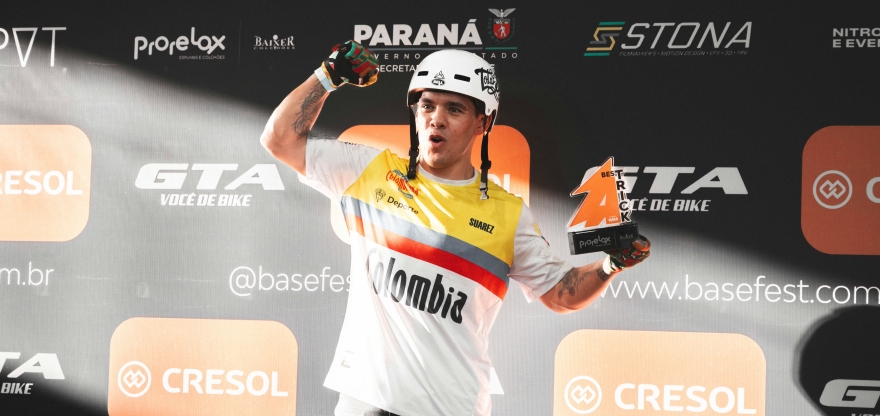 Luis Rincón celebrando su victoria en Brasil. Foto cortesía basefest.com.br.