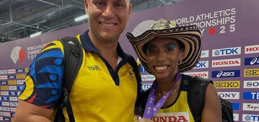 El entrenador Martín Suárez y su pupila, Natalia Linares, con su histórica medalla de bronce en el salto largo del Mundial de Atletismo en Tokio. Foto IDRD.