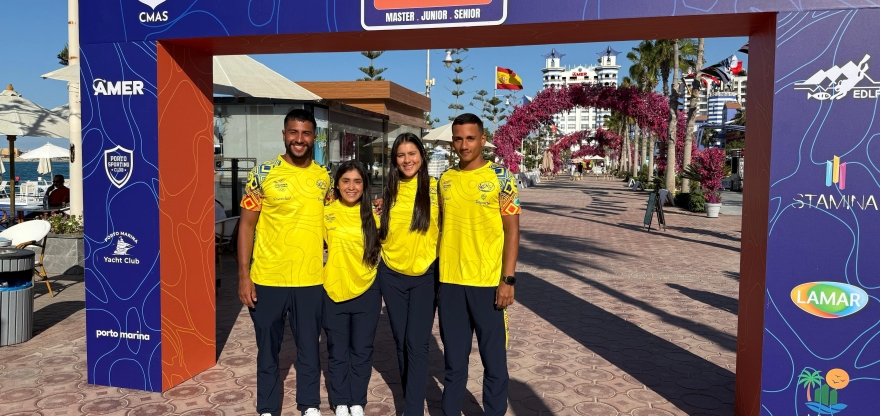   Alexander Jiménez (der.), volvió a coronarse campeón mundial de los 1.000 metros superficie de natación con aletas, ahora en Egipto. Laura Saavedra (segunda izq. a der.) fue décima. Foto cortesía Fedecas.