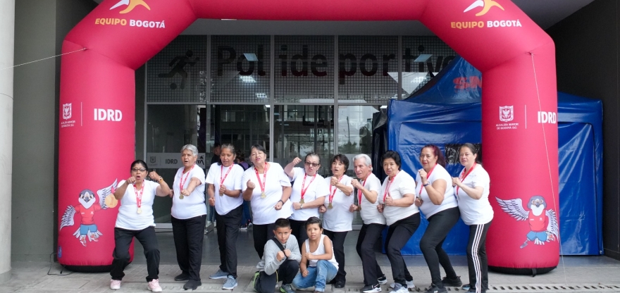 Parte del grupo de taekwondo de adultos mayores del programa “De 0 a 100” del CEFE San Cristóbal, que tomó parte en el Festival de Cierre. Foto IDRD.