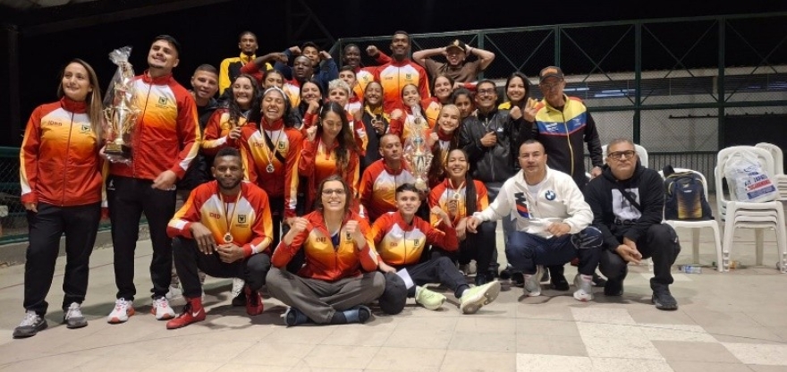 Equipo Bogotá de boxeo, campeón del Nacional Interligas, liderado por los entrenadores Alexander Brand y Orlando Ballén. Foto IDRD. 