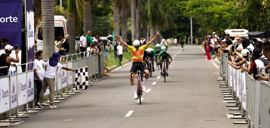 Bogotá celebra un nuevo oro en el ciclismo de ruta con Bryan Aristizábal en la prueba de ruta. (Foto prensa delegación Bogotá)