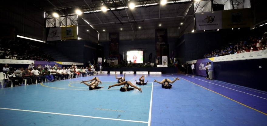 Lucha libre y bádminton distritales se lucen en Palmira