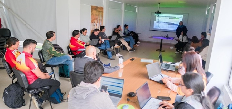 Una de las reuniones que sostuvo el equipo de Rendimiento del IDRD con las ligas deportivas de la capital (arquería), para unificar trabajos hacia 2026, 2027 y 2028. Foto IDRD.