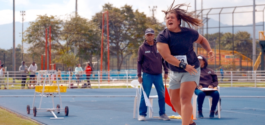 Esfuerzo al máximo de Daniela Colmenares, para convertirse en la mejor del mundo en impulsión de la bala, ganando el oro en los Juegos Sordolímpicos Tokio 2025. Foto IDRD.