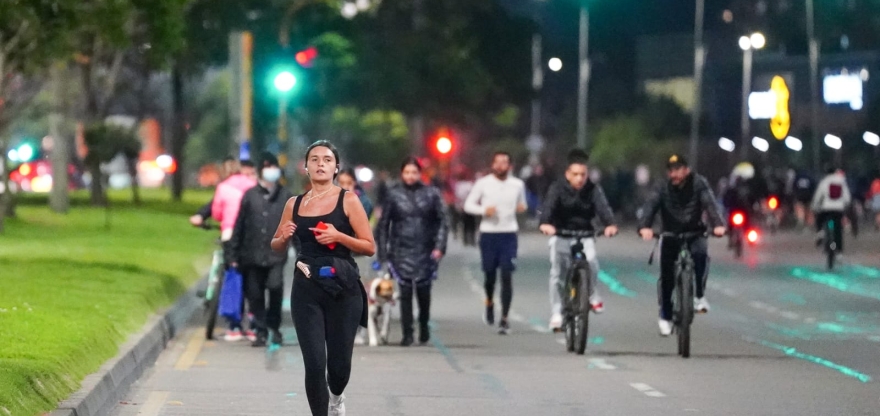 Bogotá recibe una nueva noche inolvidable con la Ciclovía Nocturna