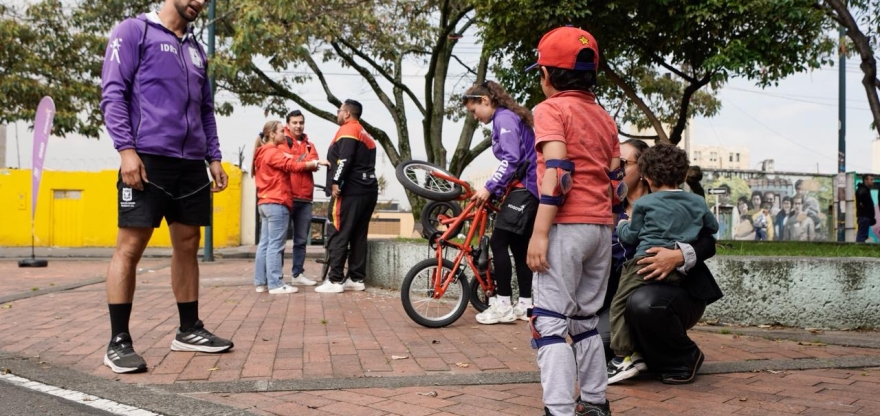 La Escuela de la Bicicleta llegó a La Candelaria y consolida su expansión en toda Bogotá