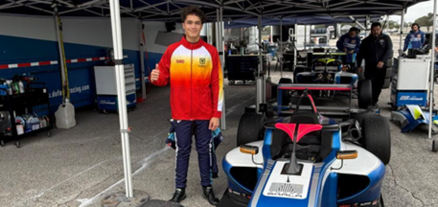 “Tatán Garzón, el nuevo piloto del Equipo Bogotá, junto al monoplaza que tendrá en la USF2000 en 2026. Foto IDRD.