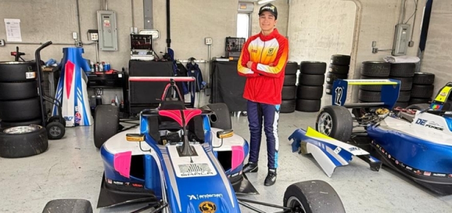 “Tatán Garzón, el nuevo piloto del Equipo Bogotá, junto al monoplaza que tendrá en la USF2000 en 2026. Foto IDRD.