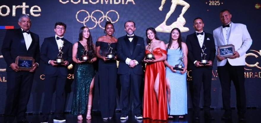 El IDRD y el Equipo Bogotá, ganadores en los Premios Altius. Aparecen (izq. a der.) Elías del Valle, Samuel Sosa, Manuela Rodríguez, Natalia Linares, Daniel García -director IDRD-, Gabriela Rueda, Valeria Hernández, Alexander Jiménez y Martín Suárez. Foto IDRD.