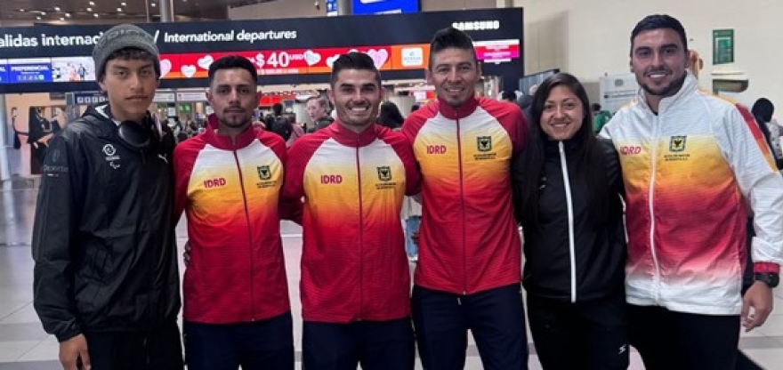 Equipo Bogotá de paracycling, que estará por Colombia en el Campeonato Panamericano de Pista y Ruta en Brasil. Aparecen (izq. a der.) Juan José Ríos, Juan Andrés Gómez, Edwin Matiz, Esneider Muñoz y Paula Ossa, acompañados por el metodólogo Hernán Cortés. Foto IDRD. 