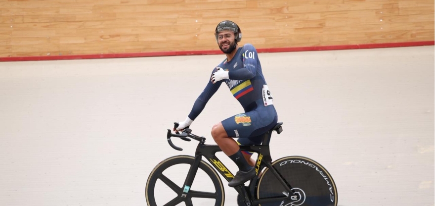 Alegría plena del ciclista del Equipo Bogotá, Jordan Parra, tras ganar la prueba de la eliminación en el Campeonato Panamericano de Pista Élite en Santiago de Chile. Foto cortesía Fedeciclismo. 