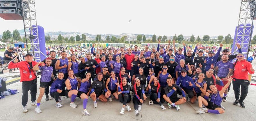 El director del IDRD, Daniel García Cañón, junto a instructores de actividad física y miles de asistentes durante la jornada realizada en el parque El Tunal. Foto: IDRD.