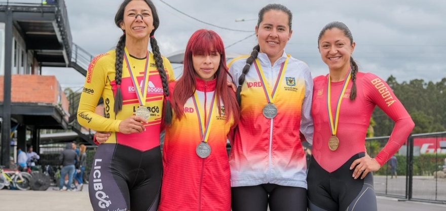 Medallistas del Equipo Bogotá en las pruebas contrarreloj de la Copa Nacional de Paracycling en Tocancipá. Aparecen (izq. a der.) Giselle Natalia Hernández, Sara Cruz, Lina Dueñas y Paula Andrea Ossa. Fotos IDRD.