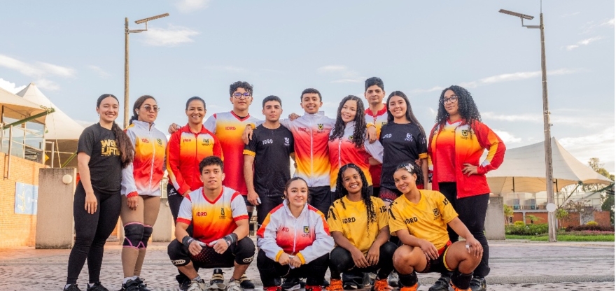 El Equipo Bogotá de Levantamiento de Pesas, dirigido por Alicia Romero (arriba, tercera de izq.  a der.), quien regresó y espera volver a poner este deporte en los más ato, sobre todo en los Juegos Nacionales. 2027. Foto IDRD.