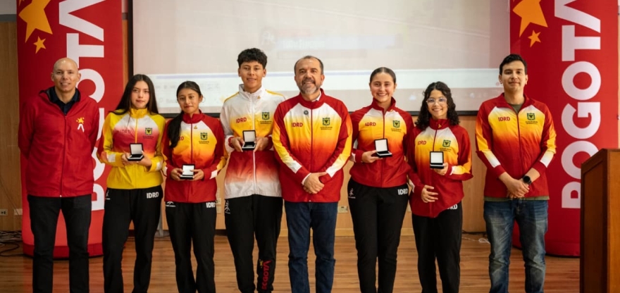Algunos de los deportistas que recibieron reconocimiento, con directivos del IDRD. Aparecen (izq. a der.) Óscar Ruiz (jefe de Deportes), Sarah Muñoz, Danna Rizo, Juan Sánchez, Daniel García (director), Carol Acosta, Violeta Carvajal e Iván Morales (subdirector de Recreación y Deporte). Foto IDRD.