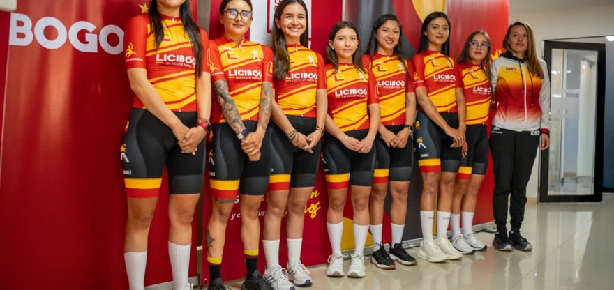 Equipo Bogotá. IDRD-Licibog-Lotería de Bogotá de ciclismo femenino. Aparecen (izq. a der.): Camila Valbuena, Karen Lorena Villamizar, Valentina Quintero, Valentina Molano, Paula Ossa, Laura Sanguino, Mariana Cárdenas y la entrenadora Rocío Parrado. Foto IDRD.