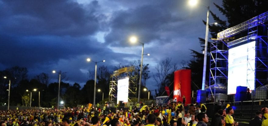 Pantalla gigante en parque transmitiendo un partido de fútbol