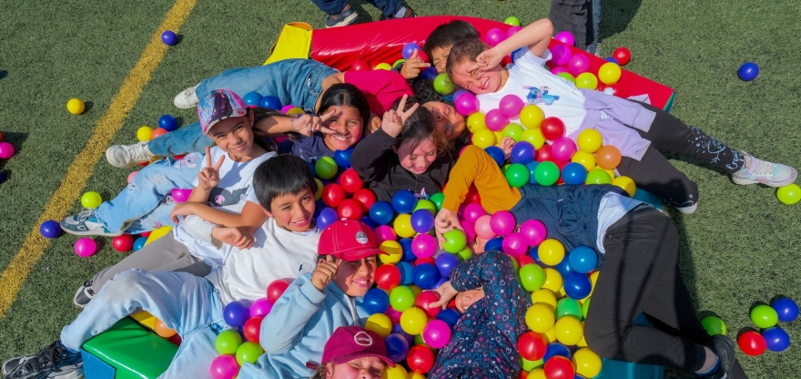 Niños jugando en una piscina de pelotas