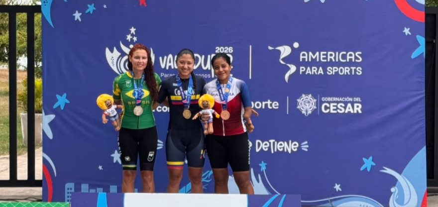 La corredora del Equipo Bogotá, Paula Ossa (centro) ganó dos medallas de oro en paracycling en los Juegos Parasuramericanos Valledupar 2026. Foto Prensa Juegos.