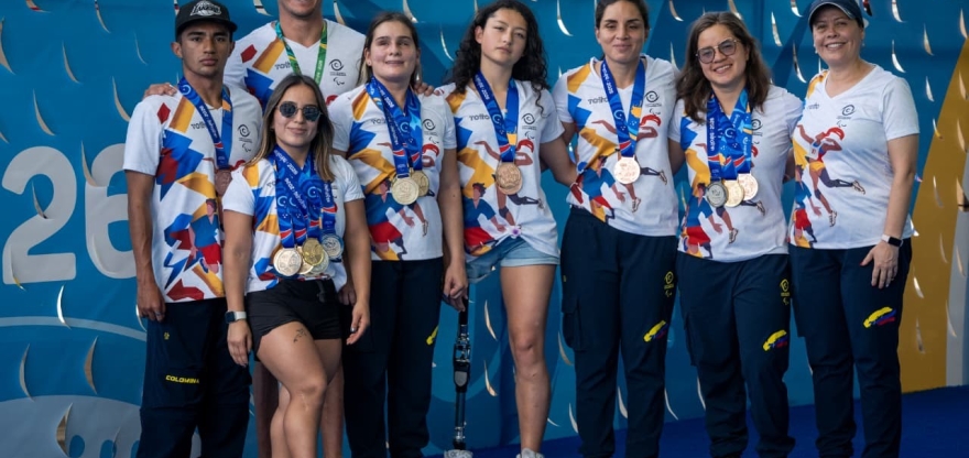El Equipo Bogotá de Paranatación consiguió 21 medallas para Colombia en los II Juegos Parasuramericanos Valledupar 2026. De izquierda a derecha: Santiago Villota, Moisés Fernández (DT), Sara Vargas (abajo), Sharit Yunque, Laura Ladino, Michel Cortés, Laura González y Darly Casas (DT). Fotos IDRD